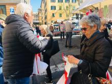 cittadini con bandierine