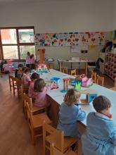 Bimbe e bimbi in aula presso la scuola dell'infanzia "Gnecco Massa" di Quinto