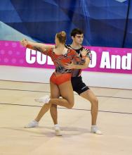 Una coppia di atleti durante una prova di ginnastica aerobica