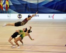 Tre atleti durante una gara danno prova di equilibrio e grande flessibilità muscolare