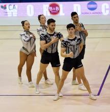 Atleti e atlete durante un'esibizione: un mix di forza ed eleganza
