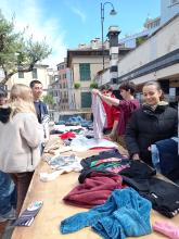 Ragazzi e ragazze impegnate nello scambio di vestiti e accessori usati per dare ad essi una seconda vita