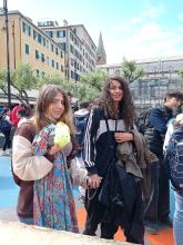 Ragazze intente a scambiare vestiti