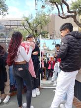 Una ragazza si guarda allo specchio per capire come le stia un capo di abbigliamento 