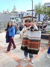 Un ragazzo mostra il vestito appena scambiato con un altro partecipante allo "swap party"