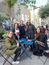 Ragazze e docenti insieme in una foto ricordo della giornata "Scangemmu"