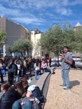 Un ragazzo sul palco dei Luzzati presenta la attività di scambio vestiti