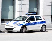 un'auto della polizia locale