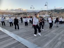 Un altro momento di una sessione di Tai Chi praticata al Porto Antico di Genova