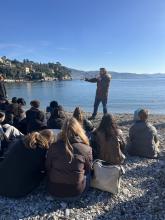 Ragazze e ragazzi in spiaggia a Genova durante un momento formativo previsto dal progetto "Pelagos in Città"