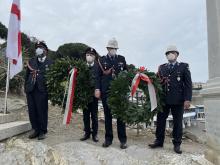 vigili in alta uniforme e corone di alloro