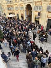 Via Garibaldi, all'altezza di Palazzo Tursi, affollata di partecipanti al flash mob