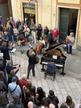 Il flash mob musicale davanti a Palazzo Tursi
