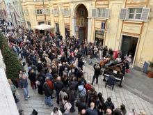 Via Garibaldi, all'altezza di Palazzo Tursi, affollata di partecipanti al flash mob