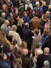La sindaca Salis in mezzo alla folla durante il flash mob in via Garibaldi