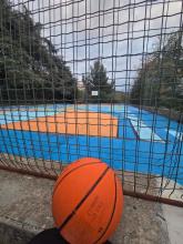 Un pallone da basket accanto alla recinzione del nuovo campetto Un pallone da basket accanto alla recinzione del nuovo campetto
