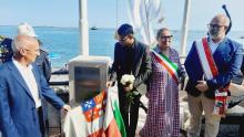 Il momento della scopertura della targa