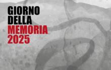 Sfondo grigio con la scritta sovrapposta, in nero e rosso, "Giorno della Memoria 2025".