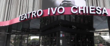 Insegna ingresso scritta "TEATRO IVO CHIESA"