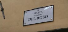 Targa toponomastica della piazza, bianca con la cornice nera e la scritta "Piazza Inferiore del Roso" al centro