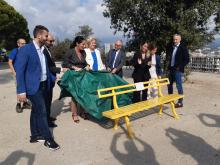 Inaugurata una panchina gialla contro l'endometriosi-Inaugurazione