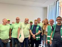 La sindaca Salis insieme ad alcuni lavoratori del progetto StarTappe, tutti con la maglia verde La sindaca Salis insieme ad alcuni lavoratori del progetto StarTappe, tutti con la maglia verde
