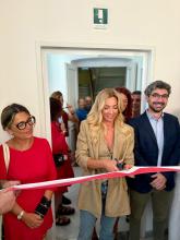 Il taglio del nastro da parte della sindaca Salis. Alla sua sinistra assessore Patrone, alla sua destra assessora Lodi Il taglio del nastro da parte della sindaca Salis. Alla sua sinistra assessore Patrone, alla sua destra assessora Lodi