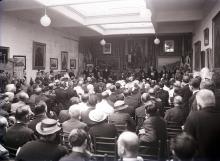 foto dell'inaugurazione (1934): persone sedute di spalle durante il discorso di Giovanni Gentile