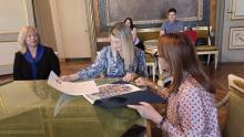 Incontro assessora Beghin e console d'Irlanda Sheehy-scambio doni