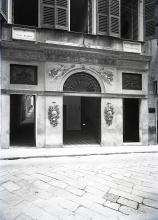 l'ingresso dell'istituto in via Lomellini