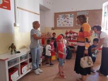 Inizio anno scolastico, gli auguri dell'assessore Brusoni-Brusoni in aula con bambini