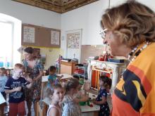 Inizio anno scolastico, gli auguri dell'assessore Brusoni-Brusoni in aula con bambini