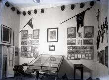 sala con quadri, cimeli, armi 