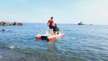 Kevin Rebello con la corona che depositerà in mare