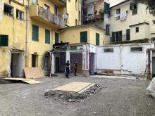 L'area del cortile di vico Vegetti a lavori in corso prima della realizzazione della nuova pavimentazione