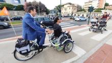 L'assessore Mascia in bicicletta con il promotore del Disability Pride Lorenzo Pagnoni