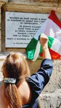 Il momento della scopertura della targa: Rossella Pitacco rimuove la bandiera italiana