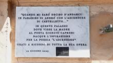 La targa in memoria di Caproni che cita i versi più celebri della poesia "L'ascensore"