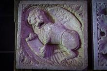 Sant'Agostino particolare di un bassorilievo di leone alato