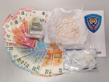 Il materiale sequestrato dalla Polizia Locale: banconote di vario taglio e le dosi di sostanza stupefacente
