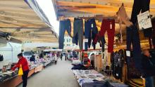 Banchi mercato di merci varie