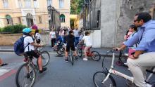 bicibus gruppetto di bambini in bici entrano a scuola