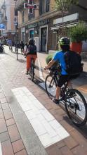 bicibus bambini e genitori pedalano su pista ciclabile