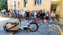 bicibus foto di gruppo bambini con bici davanti a scuola