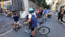 bicibus bimbo in bici di spalle con casco azzurro