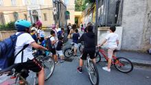 bicibus bambini in bici davanti a cancello