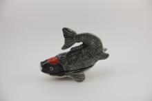 Una scultura in ceramica dell’artista Tokuko Tajima che riproduce una carpa in miniatura