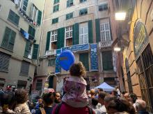 Una delle piazze del sestiere della Maddalena animate da bimbi e famiglie