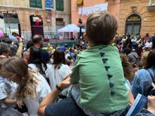 Un bimbo sulle spalle del papà in mezzo alla festa in piazza della Cernaia