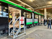 il nuovo treno Hitachi nel deposito allestito per l'inaugurazione con due bandiere di Genova